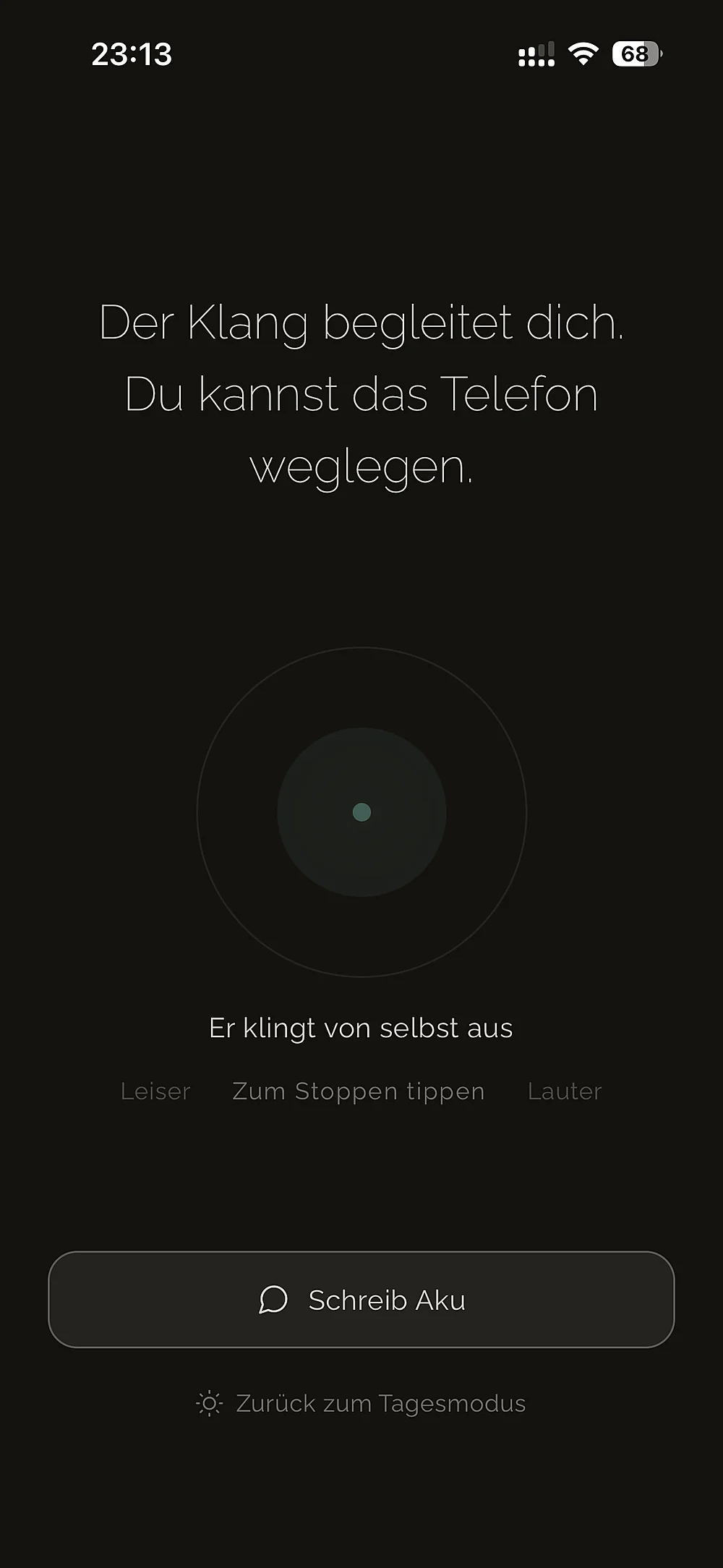 Aku im Nachtmodus um 23:14 Uhr, dunkler Bildschirm, mit dem Satz „Der Klang begleitet dich. Du kannst das Telefon weglegen“