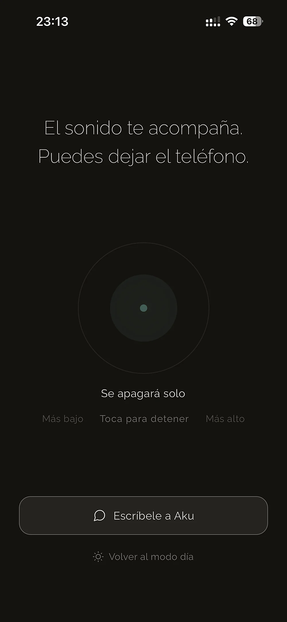 Aku en modo noche a las 23:14, pantalla oscura, con el texto «El sonido te acompaña. Puedes dejar el teléfono»