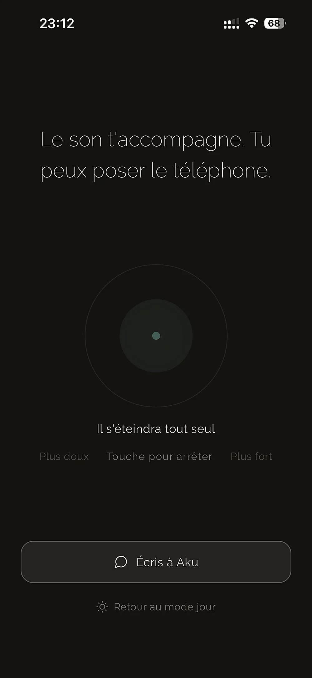 Aku en mode nuit à 23h14, écran sombre, avec l'inscription « Le son t'accompagne. Tu peux poser le téléphone »