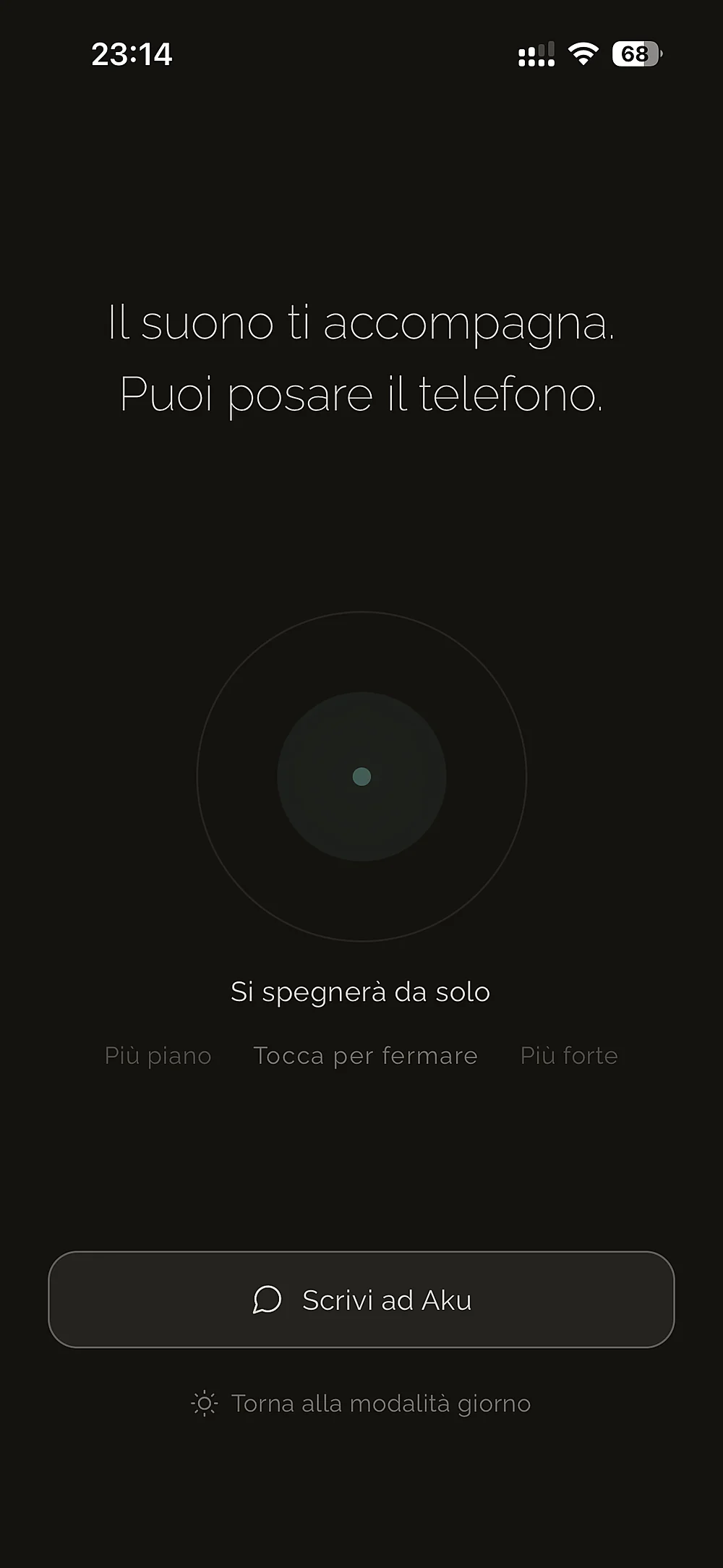 Aku in modalità notte alle 23:14, schermo scuro, con la scritta «Il suono ti accompagna. Puoi posare il telefono»